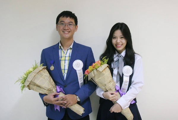 The two students Nguyen Hoang Ngan and Pham Thanh Truc capture the third prize at the Intel International Science and Engineering Fair in the US (Photo: SGGP)